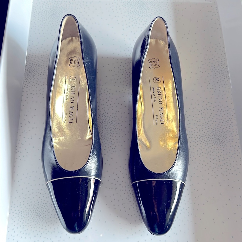 Luxury Leather Pumps Cap Toe, Italy Made Design Bruno Magli. Italian s 8AA. NWOT